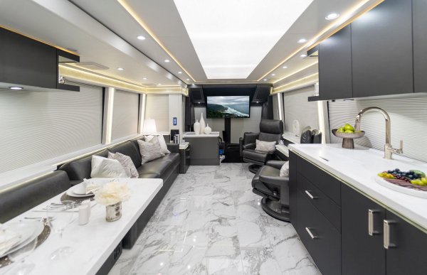 Кухнята е оборудвана със стилни и съвременни уреди Fisher-Paykel, включително съдомиялна машина, хладилник, котлон и микровълнова печка. Горното осветление прави всекидневната зона светла, просторна и супер елегантна.

Както може да се очаква от висок клас конструкция, всичко е с най-високо качество, от двуцветното ламиниране на шкафовете и стените до подовата настилка от каменни плочки и кожените седалки.